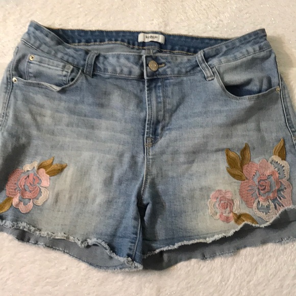 Kensie Pants - Kenzie Embroidered Floral Jean shorts Size 10